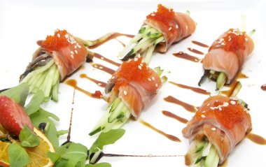 Balık bitki ve meyve ile bir plaka üzerinde rulo