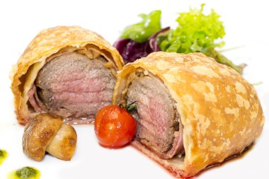 Beef in pastry with salad