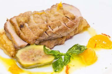 Izgaralar üzerinde pişmiş kaz meme