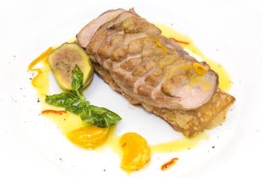 Izgaralar üzerinde pişmiş kaz meme