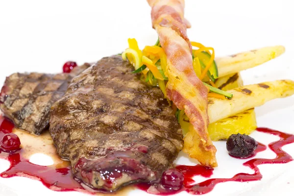 Steak with asparagus and salad — Stock Photo, Image