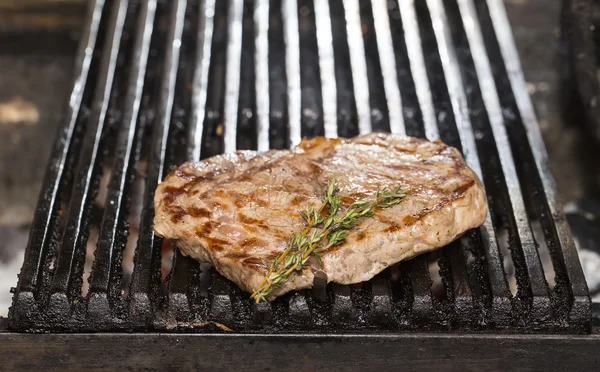 Cooking a steak — Stock Photo, Image