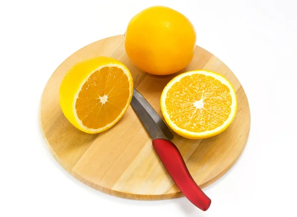 Naranja en una tabla de cortar — Foto de Stock