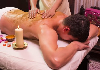 Ayurveda spa tedavisi yapan adam