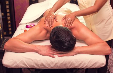 Ayurveda spa tedavisi yapan adam