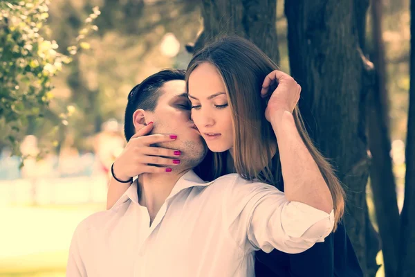 Junges Paar im Park — Stockfoto