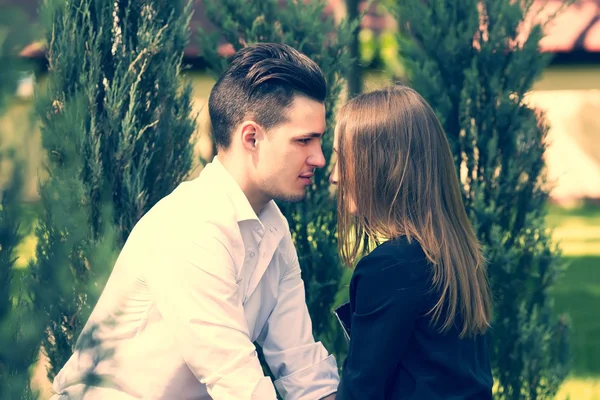 Jovem casal no parque — Fotografia de Stock