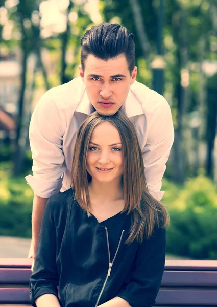 Pareja joven en el parque — Foto de Stock