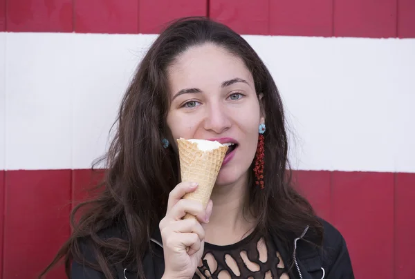吃冰淇淋的小女孩 — 图库照片
