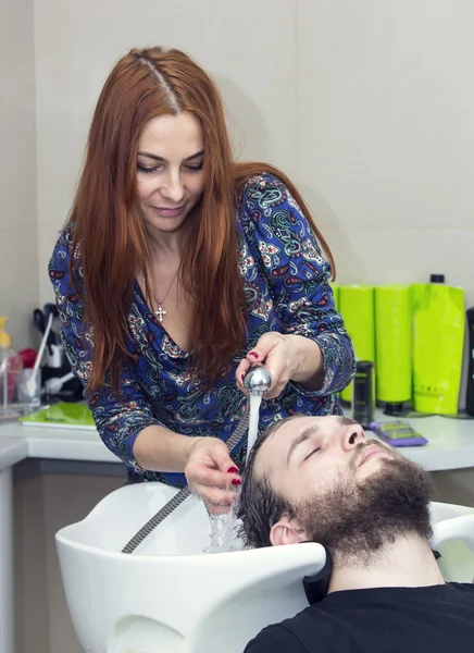 在沙龙的女理发师切割客户的头发 — 图库照片