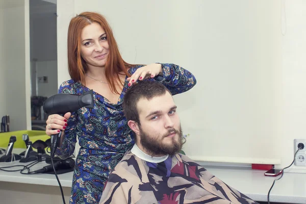 Vrouwelijke Kapper snijden cliënt haar op salon — Stockfoto