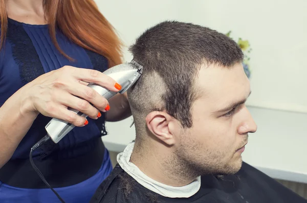 Peluquería femenina cortando el pelo del cliente en el salón —  Fotos de Stock