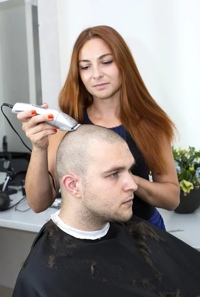 Ženské kadeřník řezání vlasy v salonu — Stock fotografie