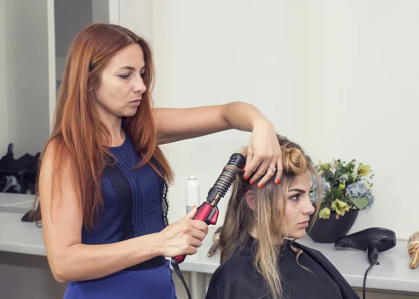 Femme dans un salon de beauté — Photo