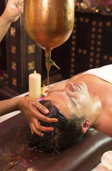 Man engaged in Ayurvedic spa treatment — Stock Photo, Image