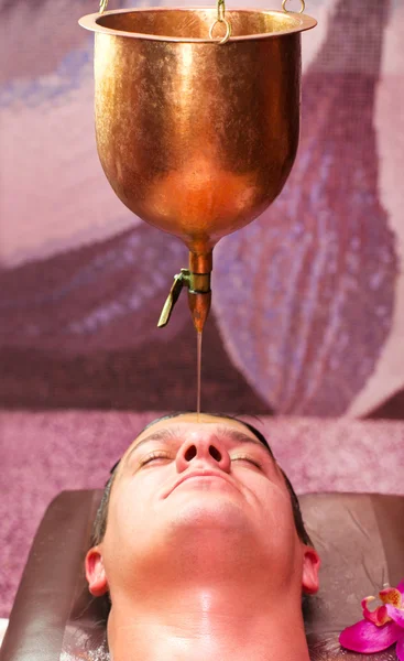 Man die zich bezighouden met Ayurveda spa-behandeling — Stockfoto