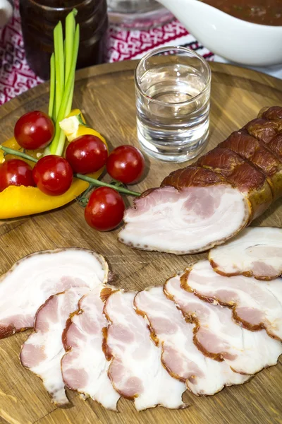 Carne affumicata sul tavolo — Foto Stock