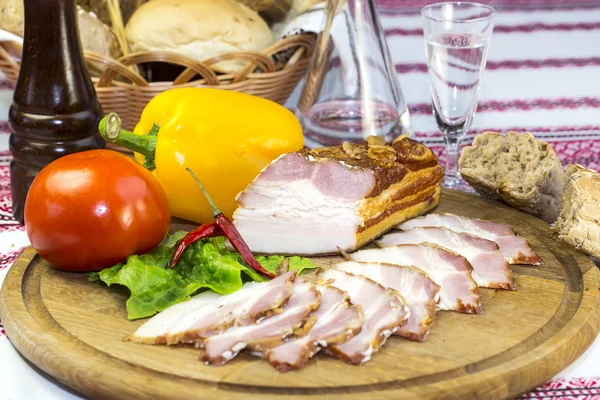 Carne fumada na mesa — Fotografia de Stock