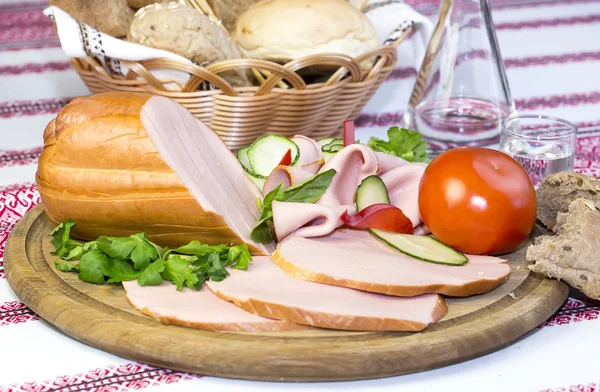 Gerookt vlees op tafel — Stockfoto