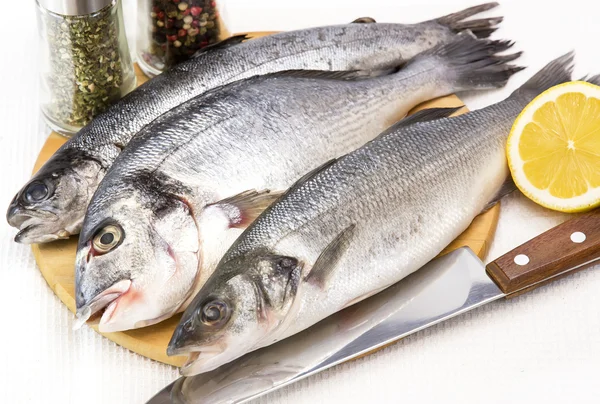 Roher Fisch auf Schneidebrett und Messer — Stockfoto