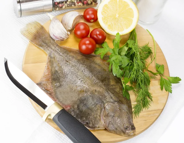 Surowe ryby na deski do krojenia i nóż — Zdjęcie stockowe