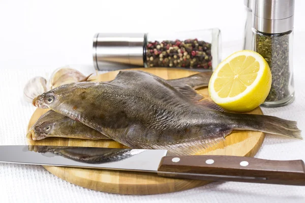 Bir kesme tahtası ve bıçak çiğ balık — Stok fotoğraf