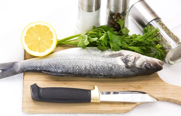 Pesce crudo su tagliere e coltello — Foto Stock