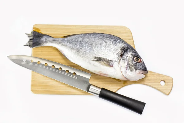 Surowe ryby na deski do krojenia i nóż — Zdjęcie stockowe