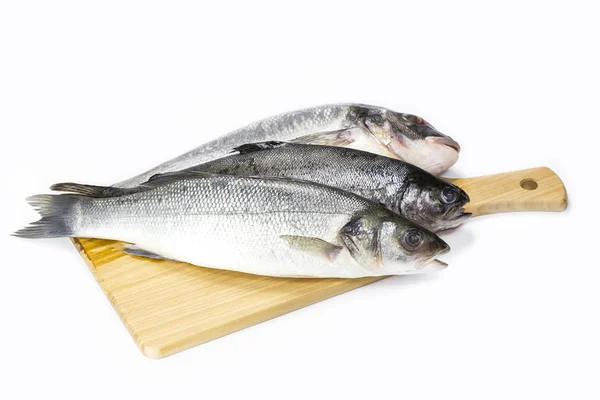 Bir kesme tahtası ve bıçak çiğ balık — Stok fotoğraf