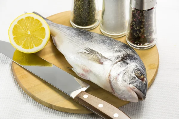 Roher Fisch auf Schneidebrett und Messer — Stockfoto