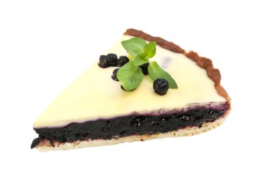 Nane ile süslenmiş böğürtlenli turta