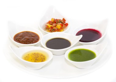 beyaz zemin üzerinde soslar