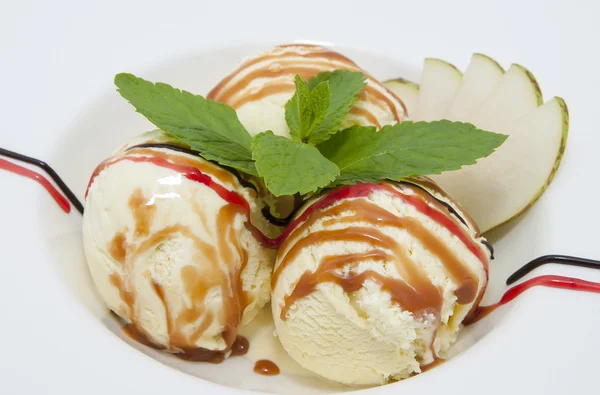 Gelato con salsa al caramello e menta — Foto Stock