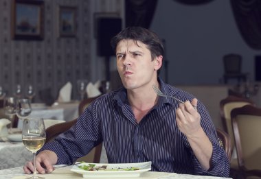 bir genç adam akşam yemeği