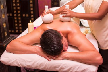 Ayurveda spa tedavisi yapan adam