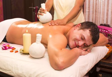 Ayurveda spa tedavisi yapan adam