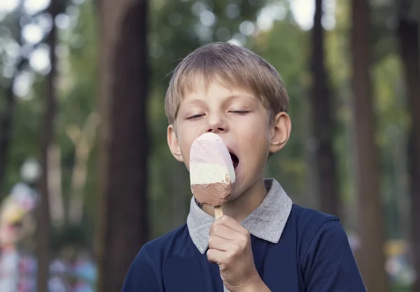Chico comiendo un helado — Foto de Stock