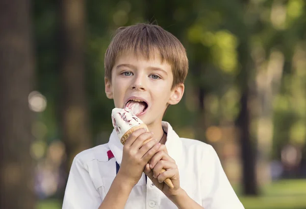 Jongen eten een ijsje — Stockfoto