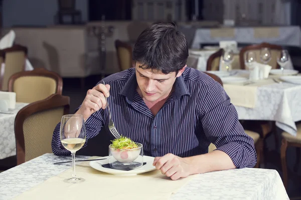 Un joven cenando —  Fotos de Stock