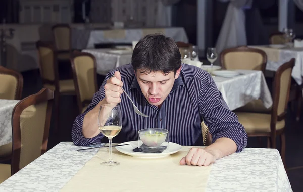 Un jeune homme qui dîne — Photo