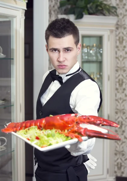 Kelner z tacą pożywienia — Zdjęcie stockowe