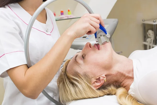 Frau liegt in Klinik — Stockfoto