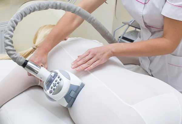 Frau liegt in Klinik — Stockfoto