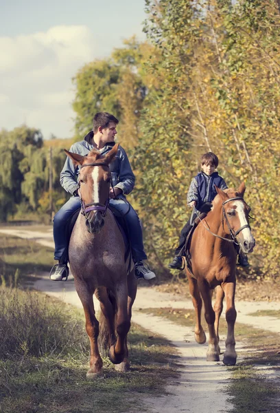 Père et fils montent ensemble à cheval — Photo