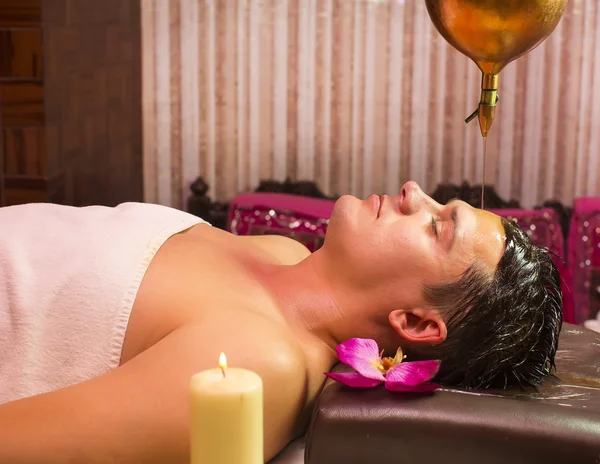 Man engaged in Ayurvedic spa treatment — Stock Photo, Image