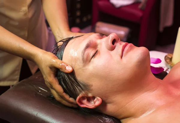 Man engaged in Ayurvedic spa treatment — Stock Photo, Image