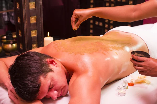 Man bedriver ayurvediska spabehandling — Stockfoto