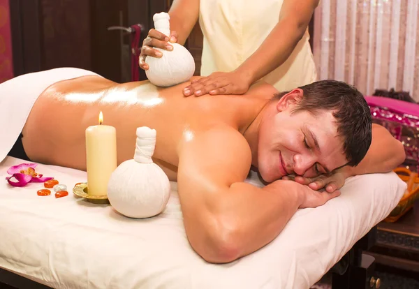 Man die zich bezighouden met Ayurveda spa-behandeling — Stockfoto