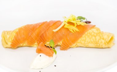 omlet peynir ve domates ile dekore edilmiş somon ile