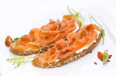 sandviç somon havyar ve süslenmiş yeşillikleri ile